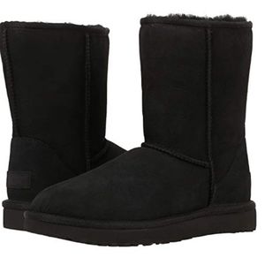 Classic black short uggs